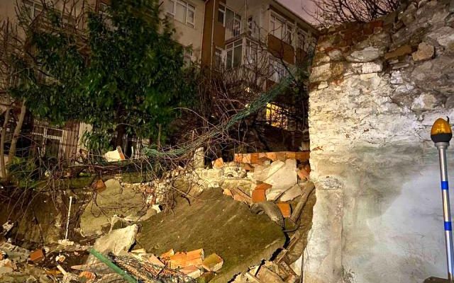 Üsküdar’da istinat duvarı çöktü, 4 otomobil zarar gördü