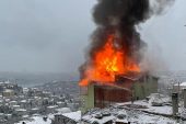Üsküdar’da 3 katlı binanın çatısı alev alev yandı