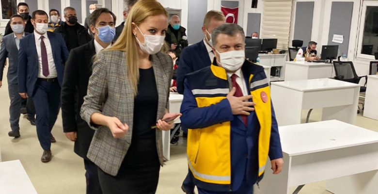 Sağlık Bakanı Koca, yeni yıla Üsküdar’da sağlık çalışanlarıyla birlikte girdi