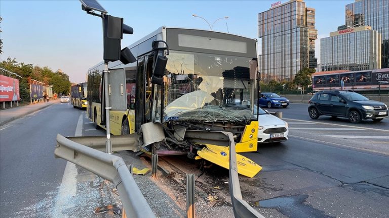 Üsküdar’da İETT otobüsü bariyerlere saplandı