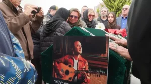 Şarkıcı Nev, Üsküdar’dan son yolculuğuna uğurlandı